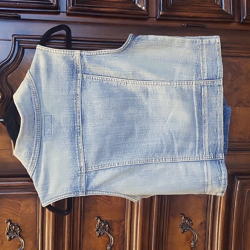 Vest - Picture 2 of 7
